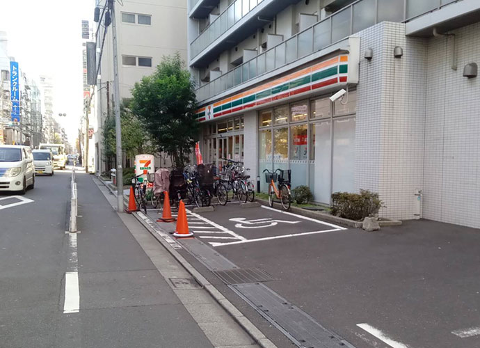 セブンイレブンの前